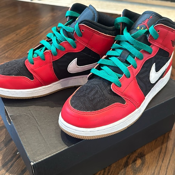 Air Jordan 1 Mid SE (GS) ‘Christmas’ Size 7 - Picture 1 of 11